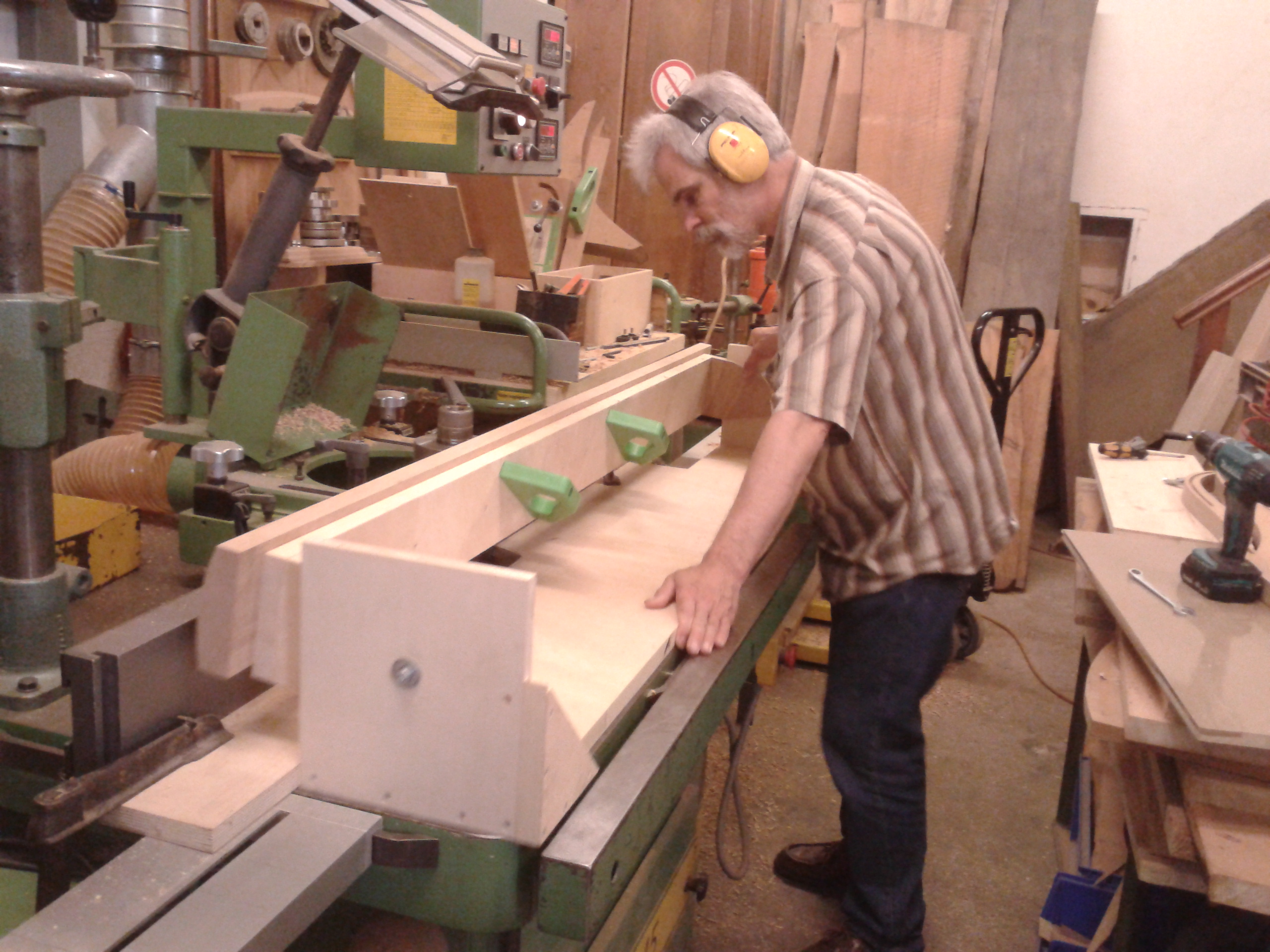 Volker Lück bei der handwerklichen Arbeit Volker Lück bei der handwerklichen Arbeit